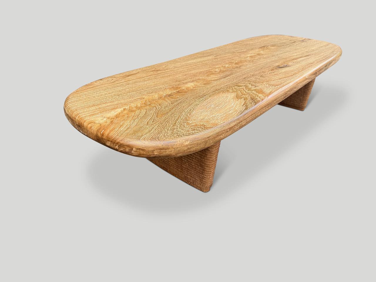 Bois Andrianna Shamaris Mid Century Couture Table basse ovale en vente