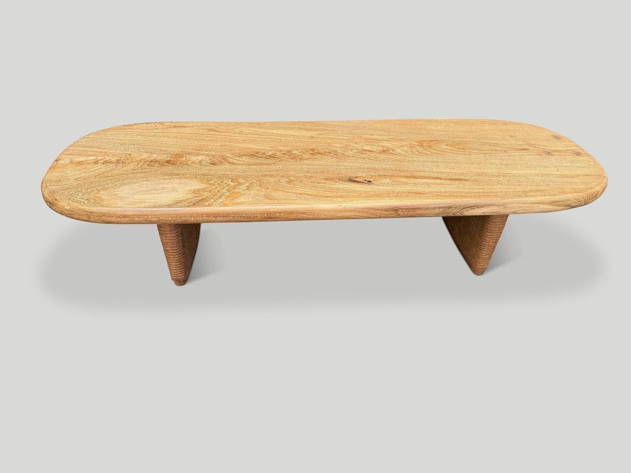 Andrianna Shamaris Mid Century Couture Table basse ovale en vente 1