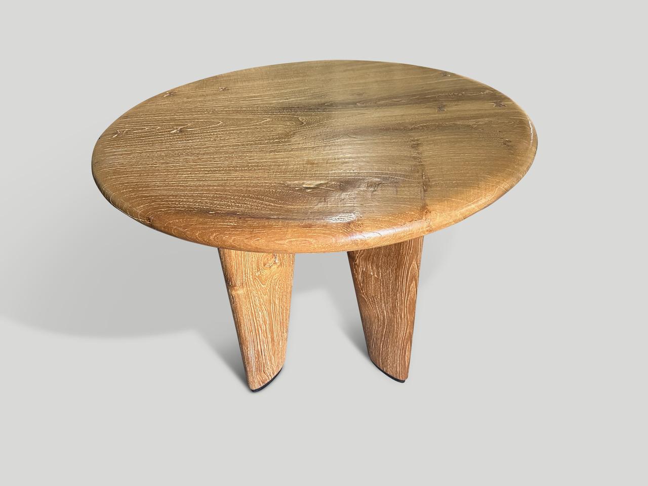 Eine beeindruckende, jahrhundertealte Platte aus Teakholz, die aus meiner besten Sammlung stammt, wird von Hand geschnitzt, um diesen exquisiten Tisch mit einer tief abgeschrägten Platte herzustellen. Wir haben in das Holz eingelegte Schmetterlinge
