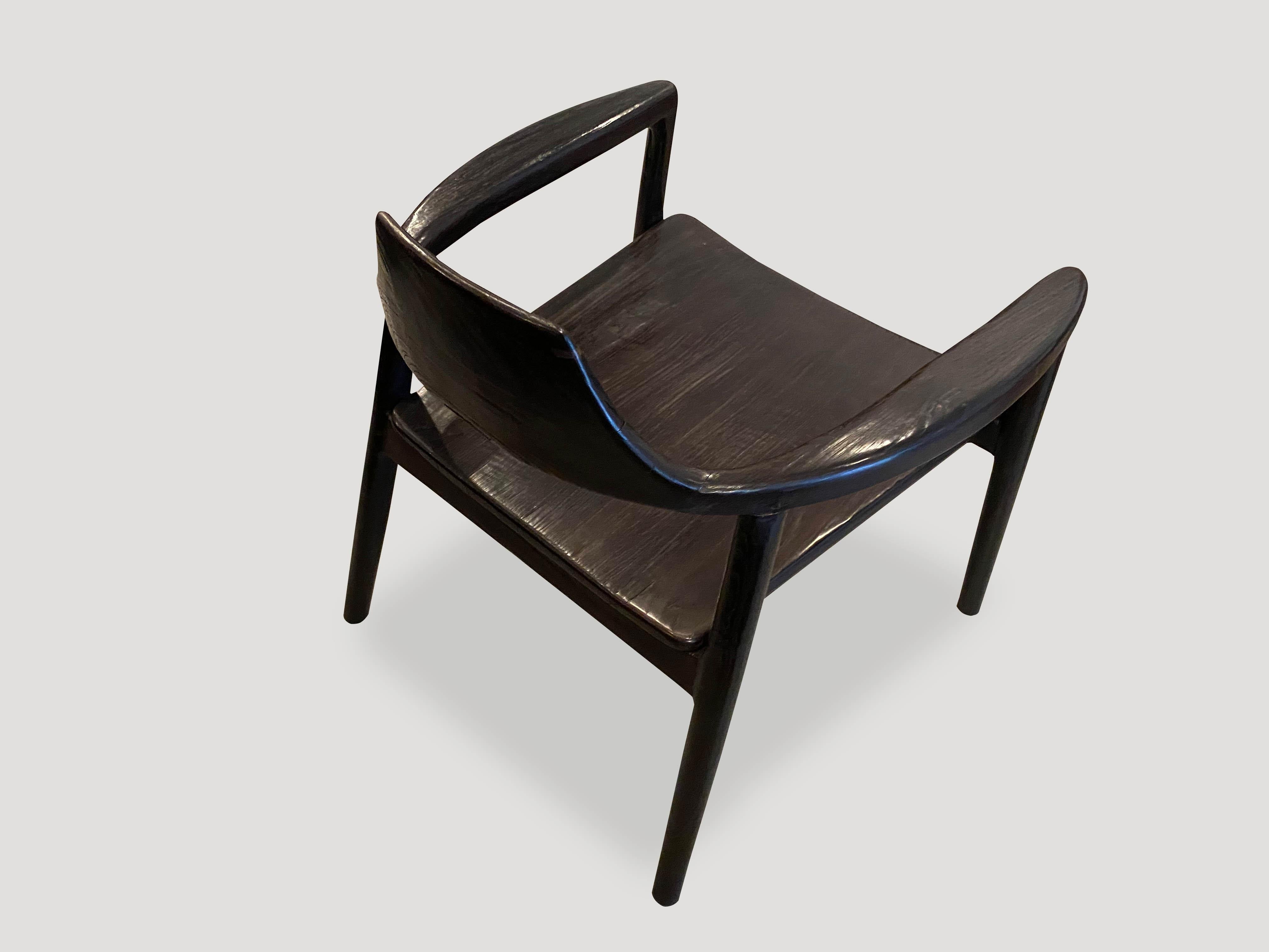 Andrianna Shamaris Couture-Set aus vier Stühlen aus der Mitte des Jahrhunderts (Holz) im Angebot
