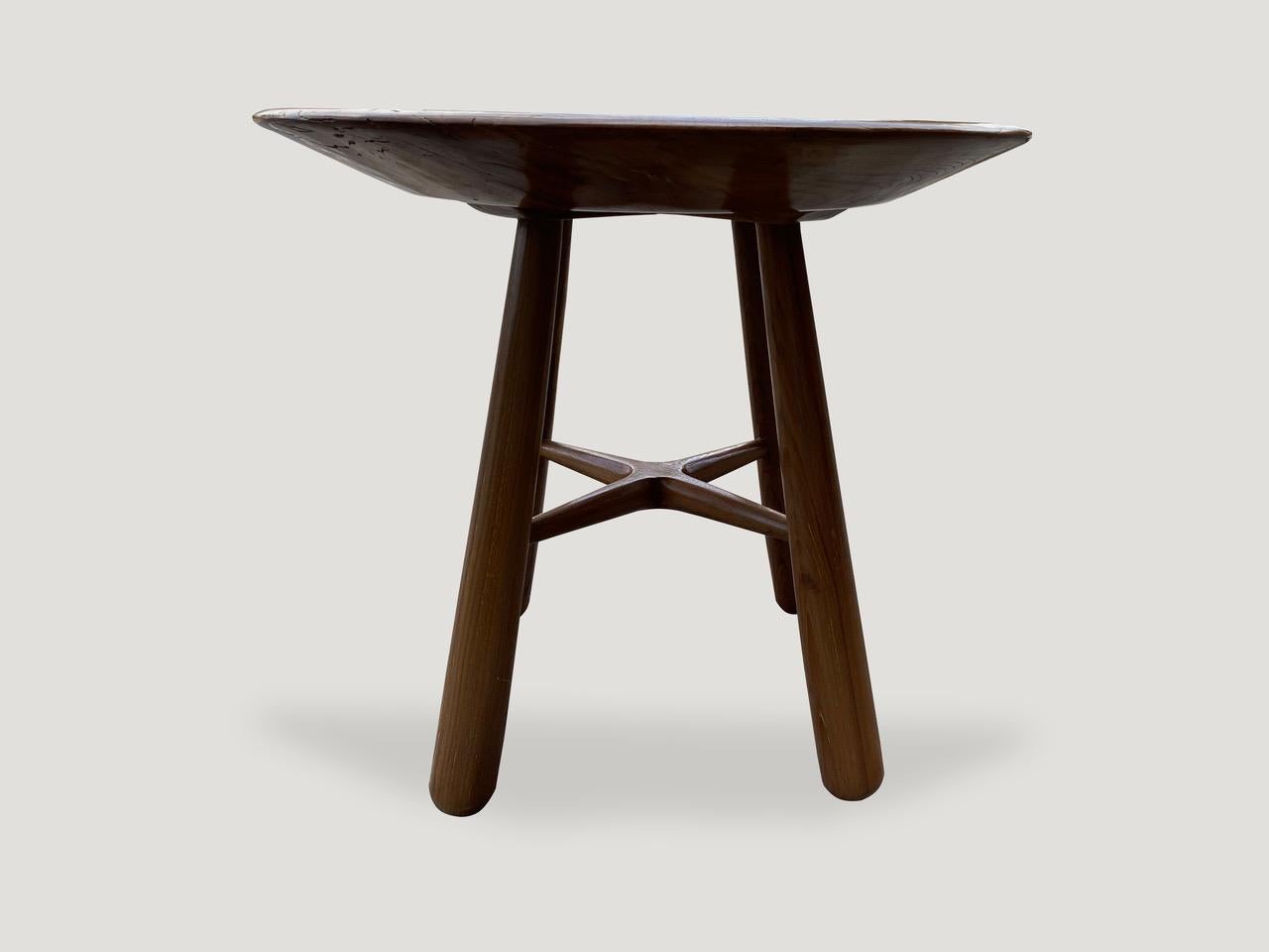 Andrianna Shamaris Tavolo rotondo in teak con farfalle intarsiate del Medio Evo In condizioni buone in vendita a New York, NY