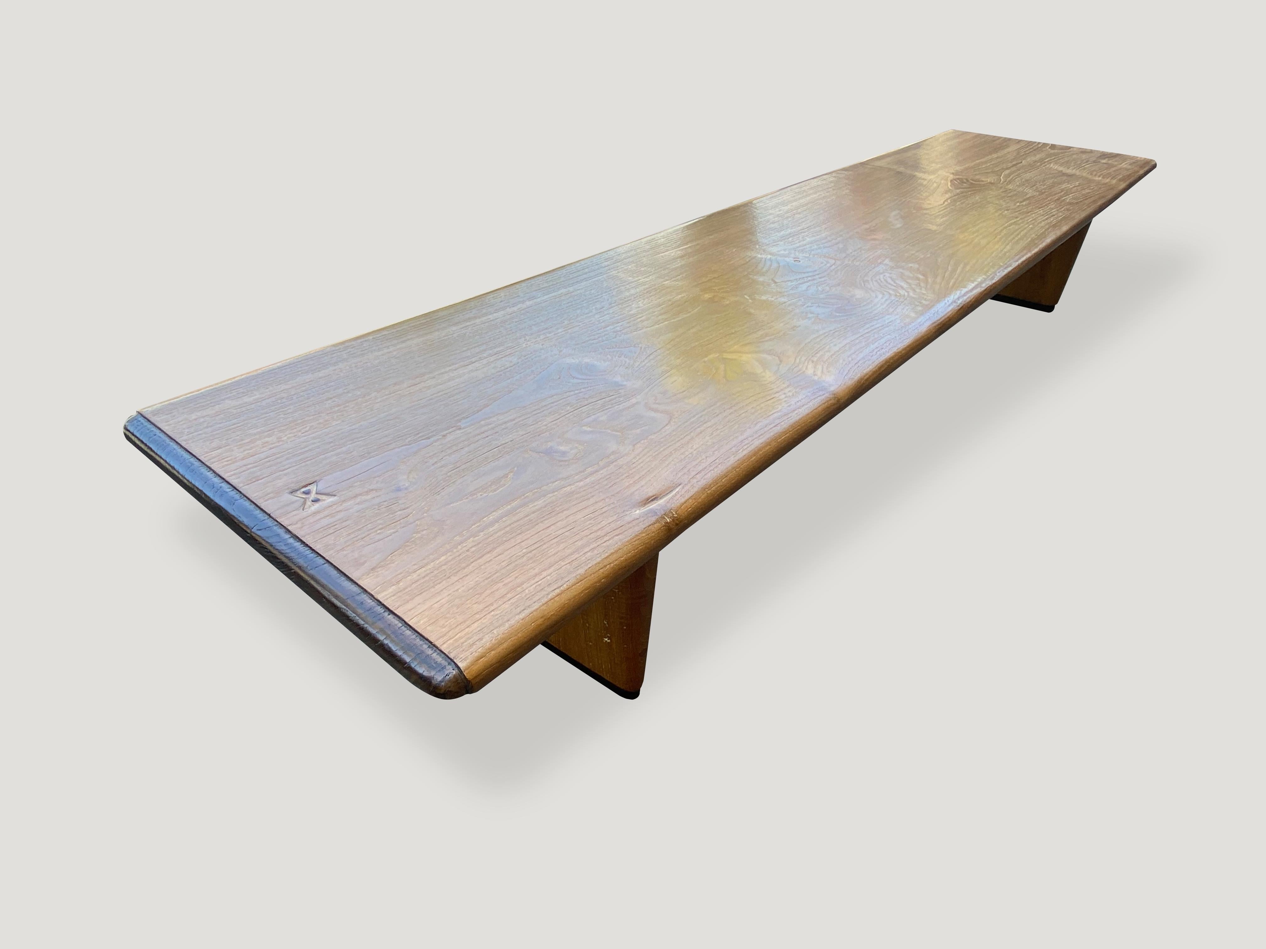 XXIe siècle et contemporain Andrianna Shamaris table basse haute couture en bois de teck de style du milieu du siècle dernier en vente