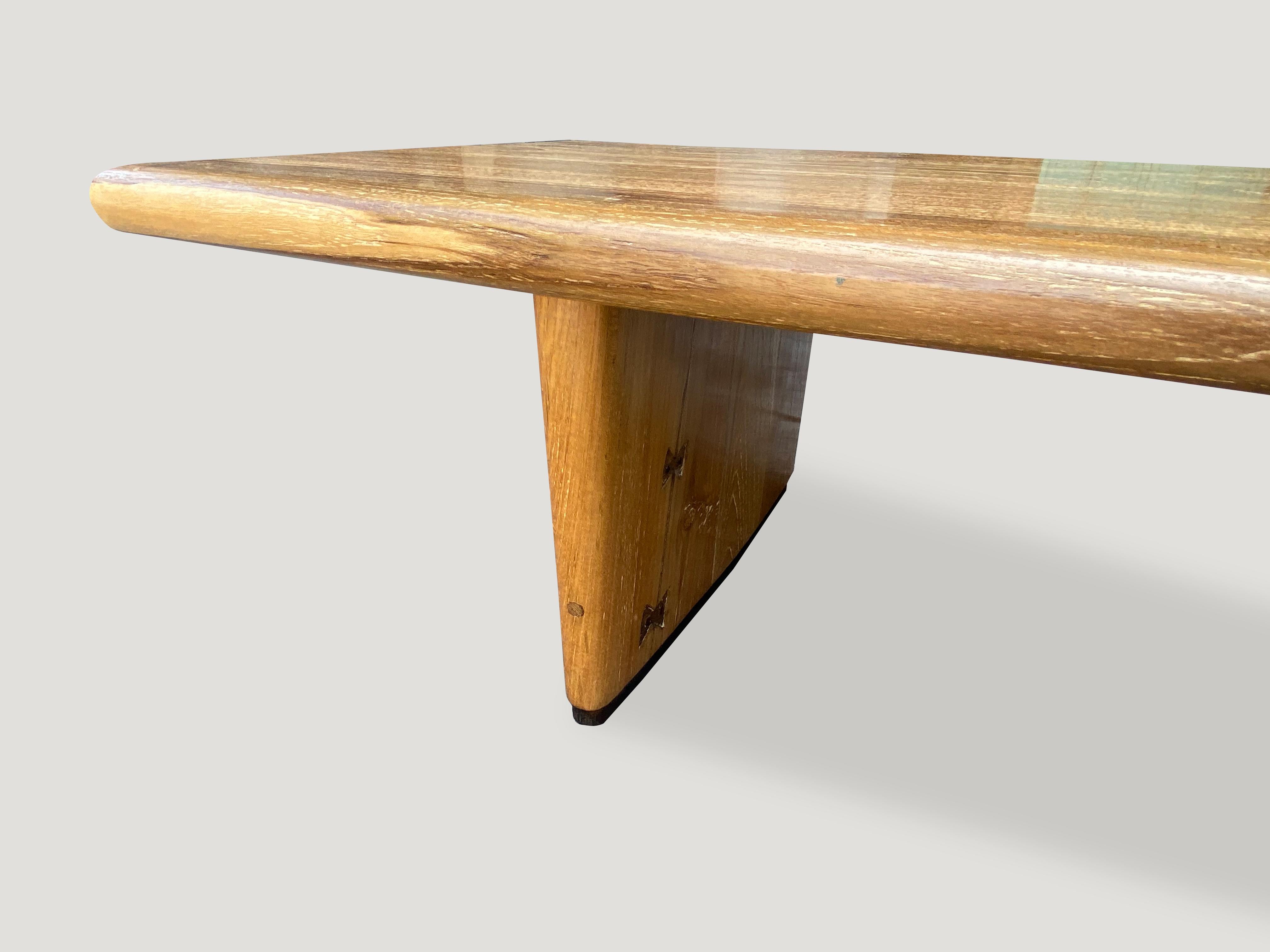 Bois Andrianna Shamaris table basse haute couture en bois de teck de style du milieu du siècle dernier en vente