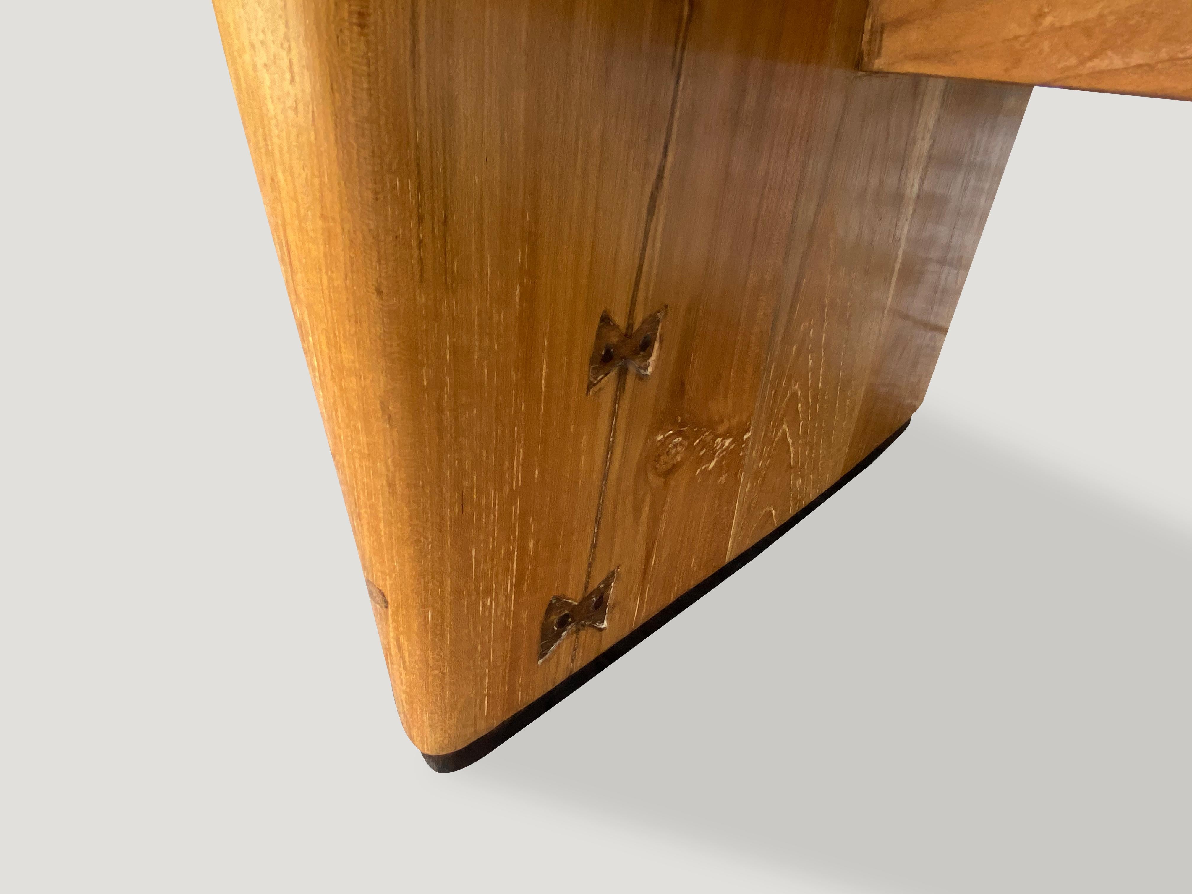 Andrianna Shamaris table basse haute couture en bois de teck de style du milieu du siècle dernier en vente 1