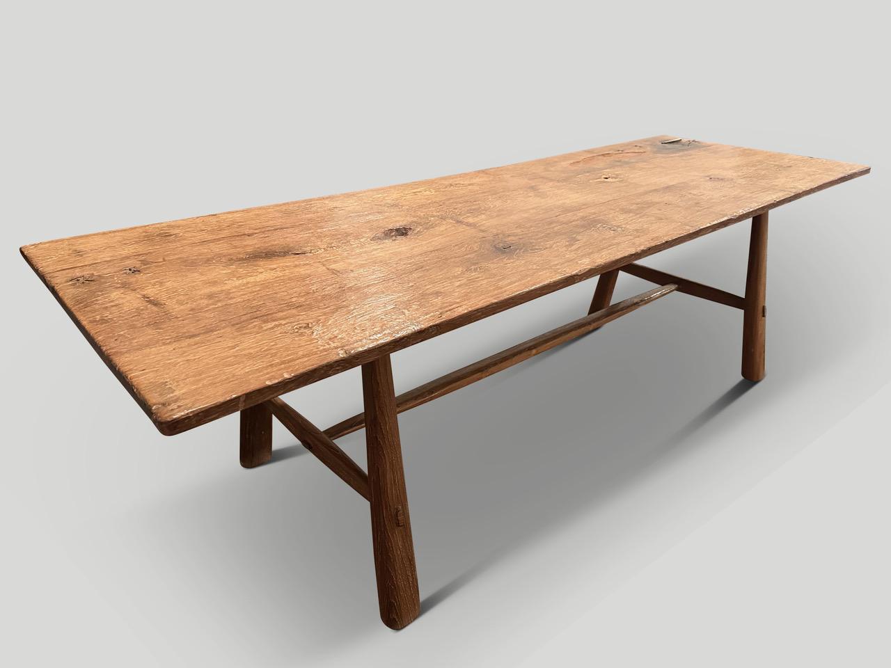 Voici la Collection Siècle Couture. Meubles construits à la main du début à la fin. Trois magnifiques panneaux de bois de teck récupéré de ma plus belle collection sont assemblés pour produire une superbe table de salle à manger. Nous avons ajouté