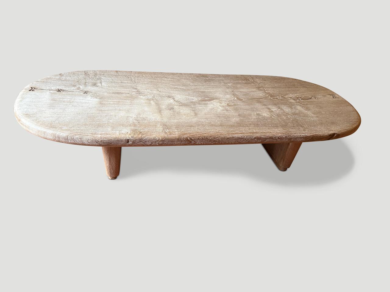Une magnifique dalle de teck de 4 pouces, vieille d'un siècle et provenant de ma collection privée, a été transformée à la main en une impressionnante table basse. Nous avons ajouté des accents uniques de papillons incrustés et une base de style