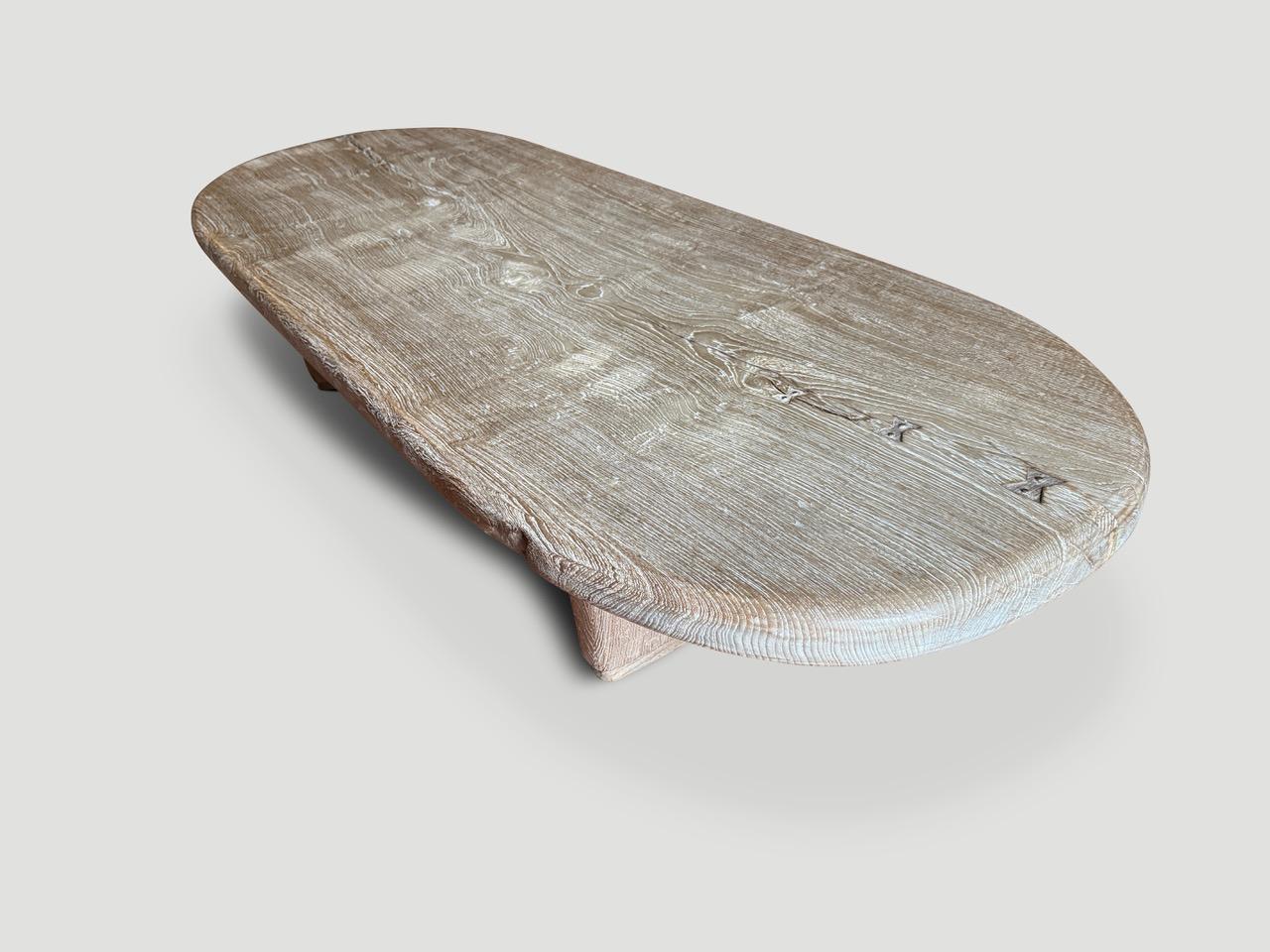 Andrianna Shamaris Mid Century Couture Table basse ovale en bois de teck Excellent état - En vente à New York, NY