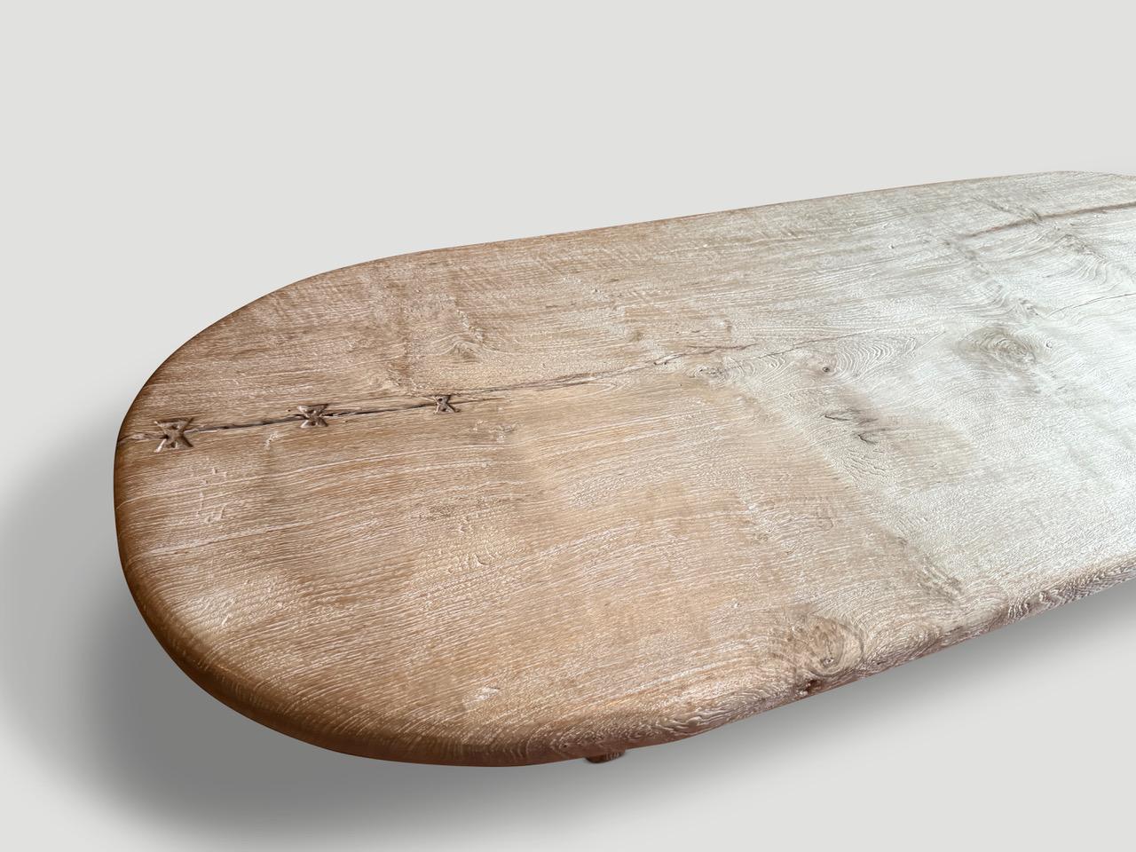 XXIe siècle et contemporain Andrianna Shamaris Mid Century Couture Table basse ovale en bois de teck en vente