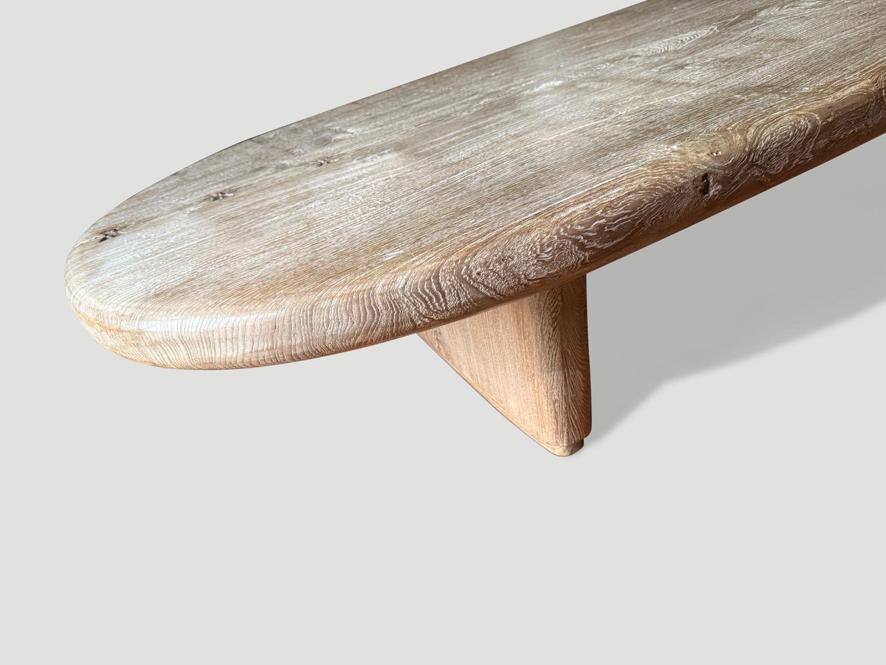 Andrianna Shamaris Mid Century Couture Table basse ovale en bois de teck en vente 1
