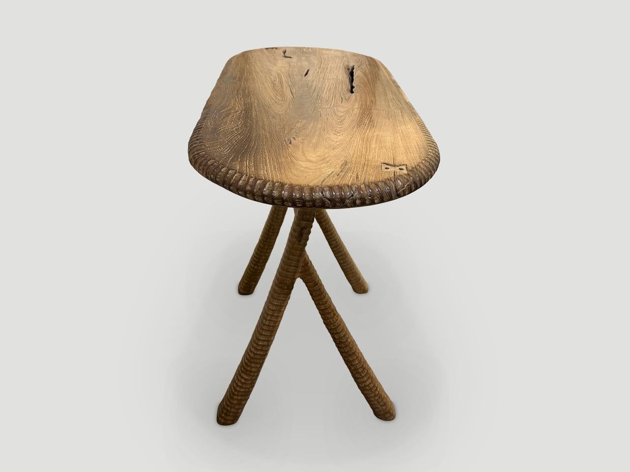 Mid-Century Modern Table d'appoint en teck Andrianna Shamaris Mid Century Couture en vente