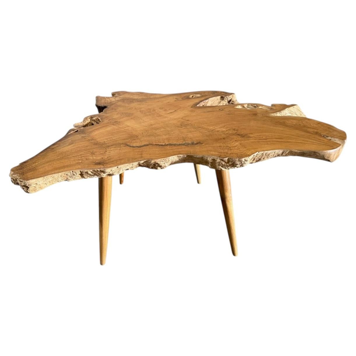 Andrianna Shamaris Mid Century Style Live Edge Couchtisch oder Beistelltisch im Angebot