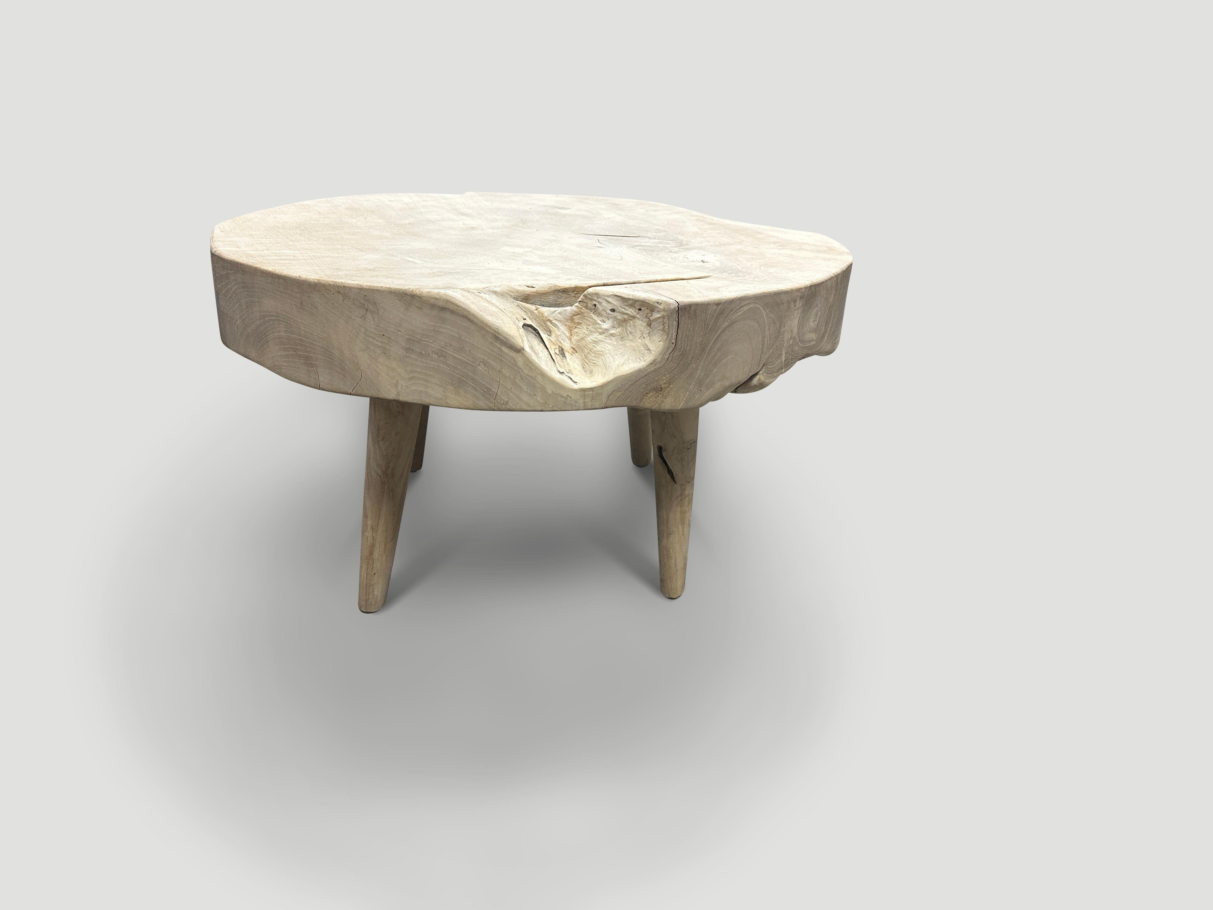 Impressionnante table basse en bois de teck recyclé. Nous avons blanchi le teck et ajouté un léger lavis blanc révélant le magnifique grain du bois. Flottant sur des pieds de style mid century. L'agriculture biologique avec une touche d'originalité.