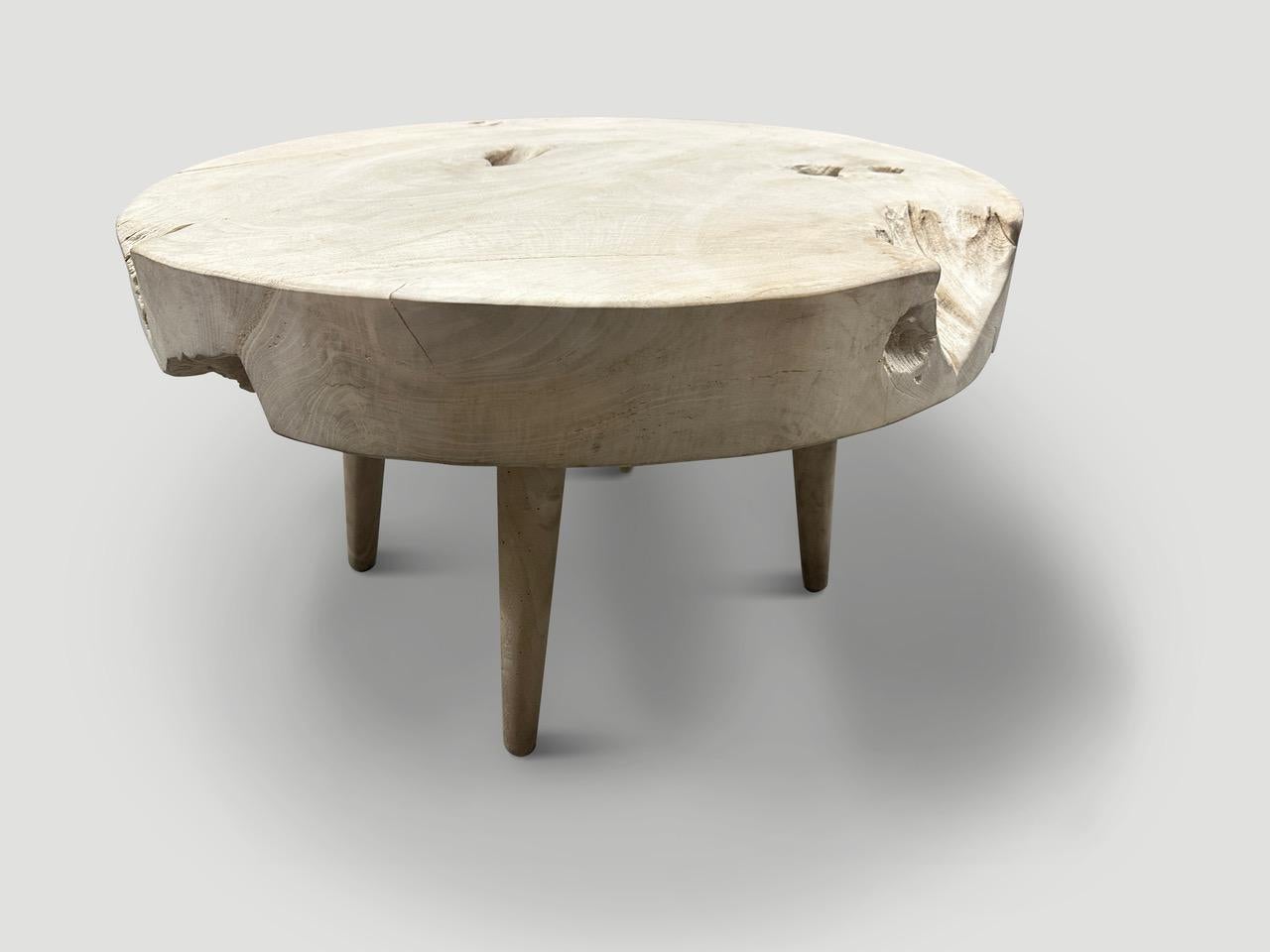 Impressionnante table basse en bois de teck recyclé. Nous avons blanchi le teck et ajouté un léger lavis blanc révélant le magnifique grain du bois. Flottant sur des pieds de style mid century. L'agriculture biologique avec une touche d'originalité.