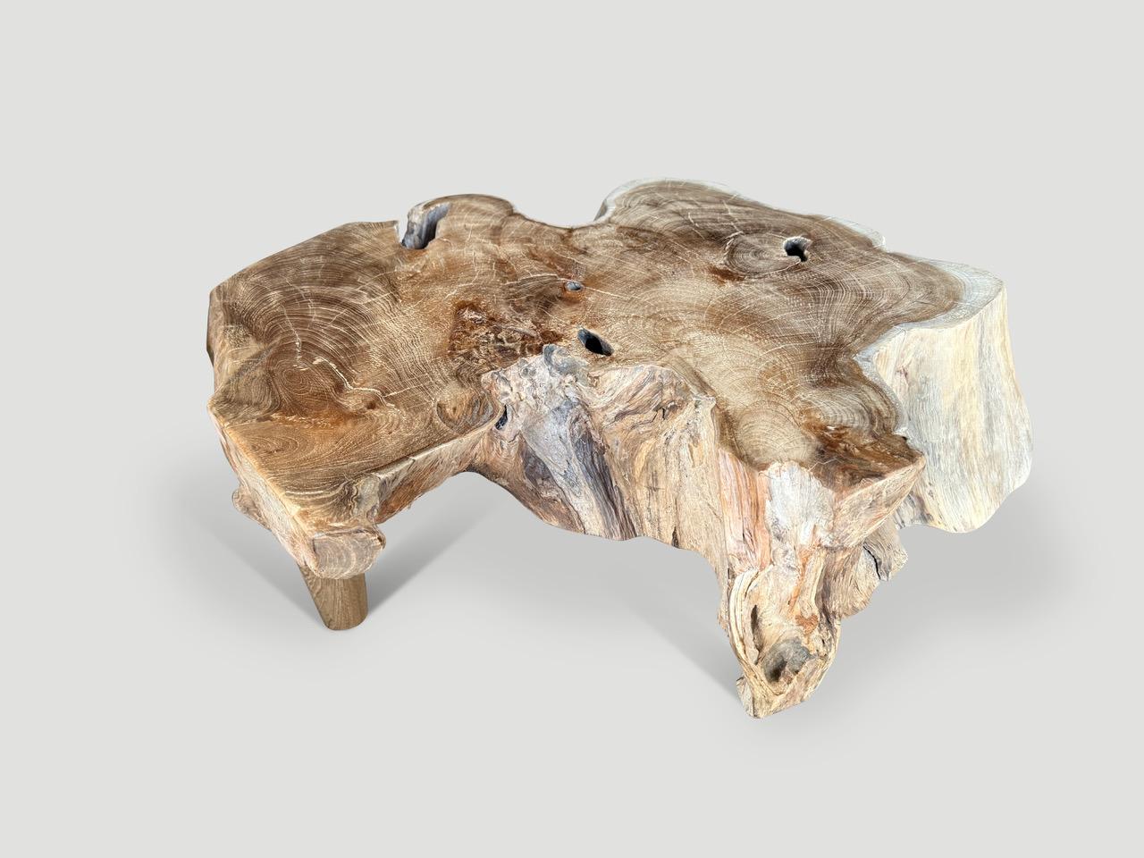 Preciosa mesa de centro de madera de teca antigua. Hemos añadido patas cónicas de estilo de mediados de siglo a esta impresionante encimera de 20 cm. Acabado con un ligero cepillado de alambre que revela la veta única de la madera. Todo está en los