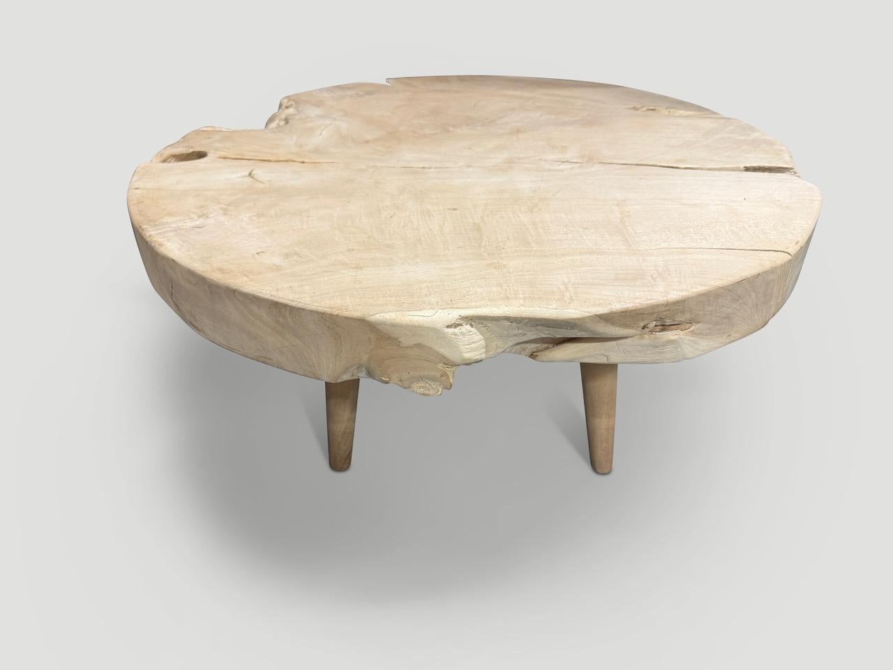 Impressionnante table basse en bois de teck recyclé. Nous avons blanchi le teck et ajouté un léger lavis blanc révélant le magnifique grain du bois. Flottant sur des pieds de style mid century. L'agriculture biologique avec une touche d'originalité.