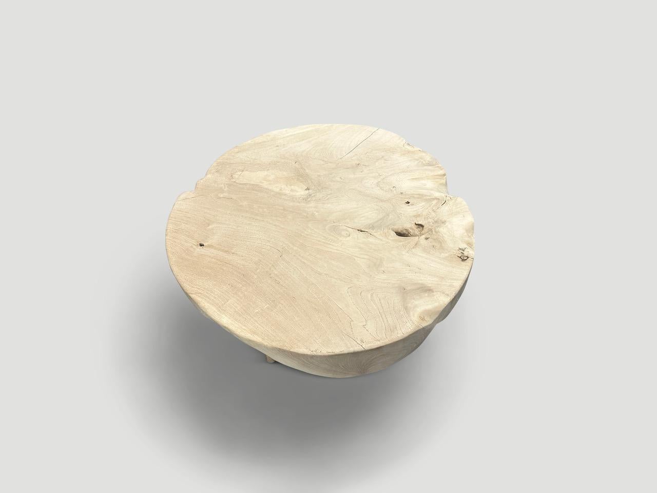 Mid-Century Modern Andrianna Shamaris table basse en bois de teck organique de style mi-siècle moderne en vente