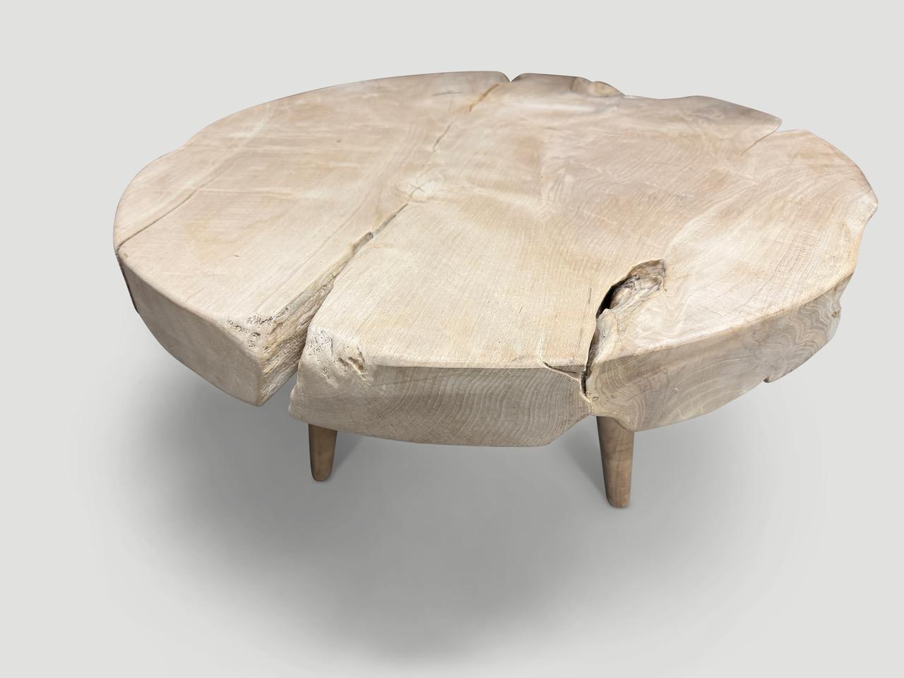 Organique Andrianna Shamaris table basse en bois de teck organique de style mi-siècle moderne en vente