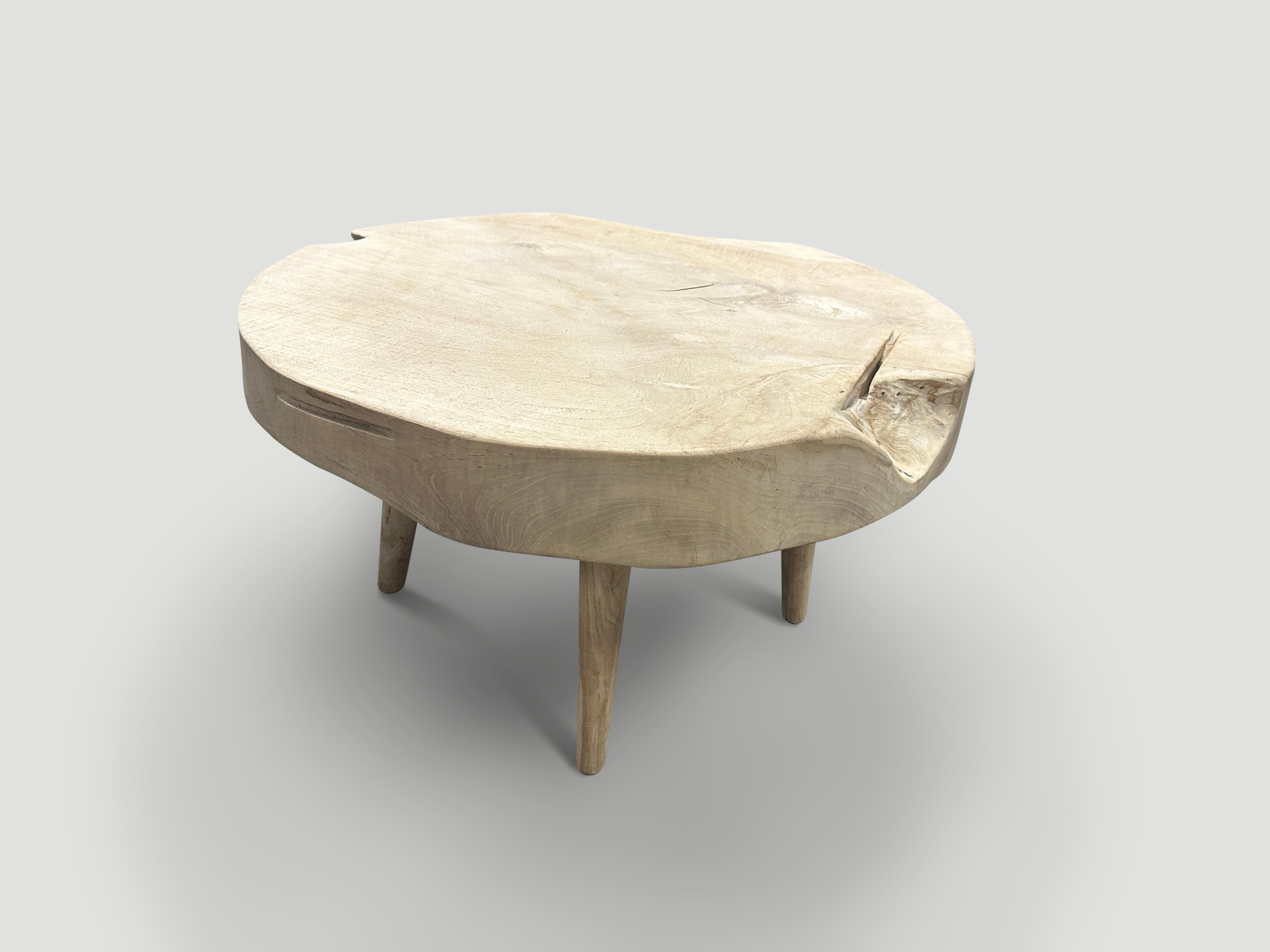 Andrianna Shamaris table basse en bois de teck organique de style mi-siècle moderne Bon état - En vente à New York, NY