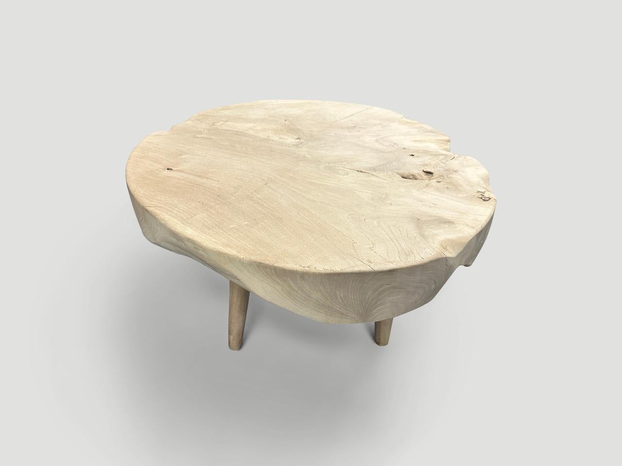 Andrianna Shamaris table basse en bois de teck organique de style mi-siècle moderne Excellent état - En vente à New York, NY