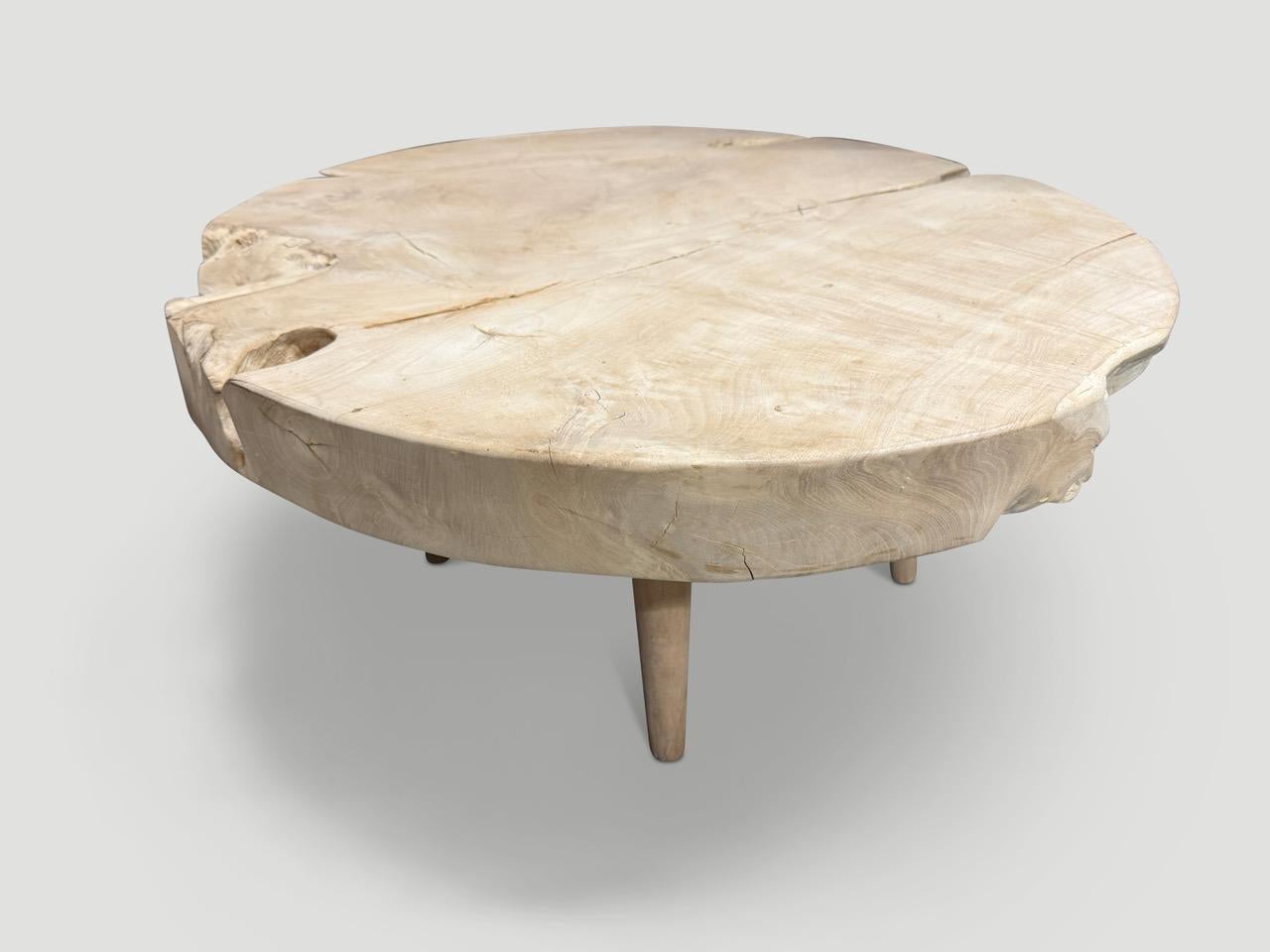 Andrianna Shamaris table basse en bois de teck organique de style mi-siècle moderne Excellent état - En vente à New York, NY