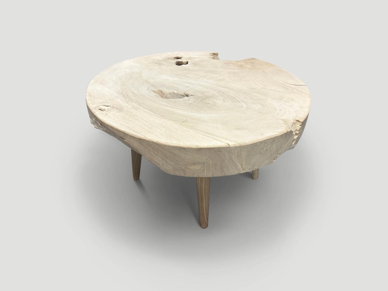 XXIe siècle et contemporain Andrianna Shamaris table basse en bois de teck organique de style mi-siècle moderne en vente