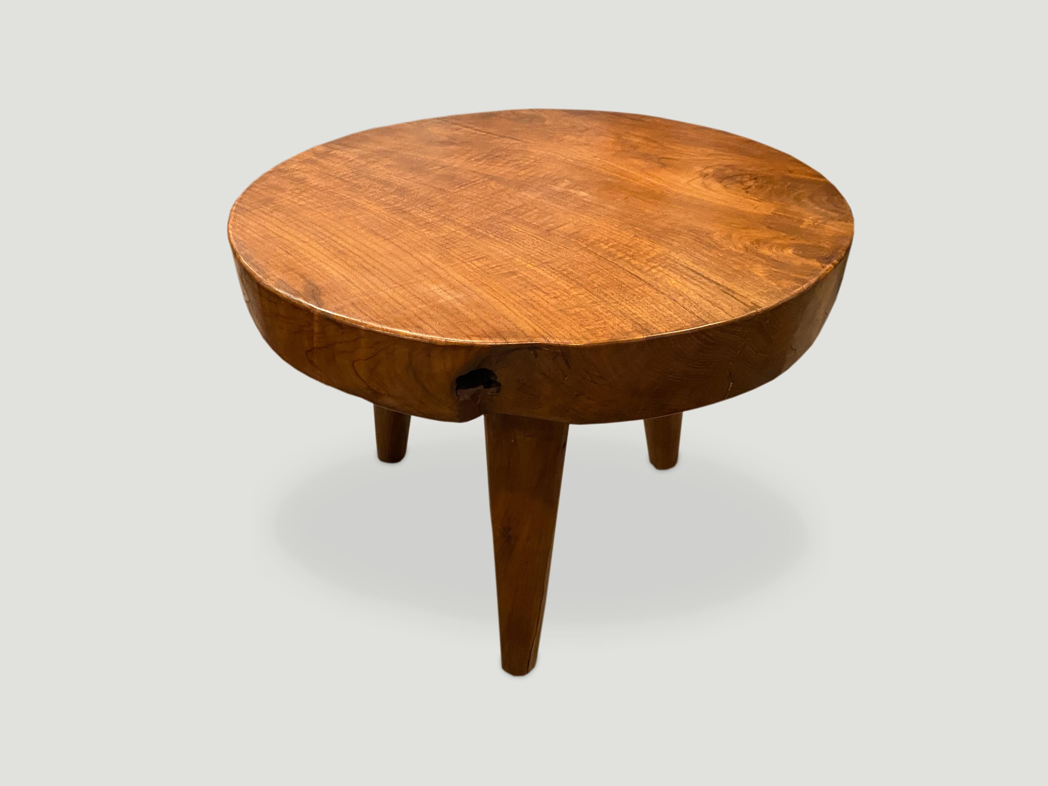 Table d'appoint simple en dalle de teck récupéré de 7,6 cm avec une finition à l'huile naturelle. flottant sur des pieds de style du milieu du siècle dernier.

Possédez un original d' Andrianna Shamaris.

Andrianna Shamaris. Le leader du design