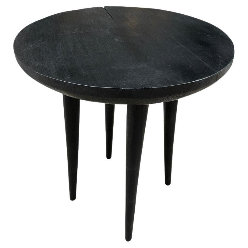 Mesa auxiliar minimalista de madera de mango carbonizada con tablero biselado de tres pulgadas que descansa sobre patas de estilo cónico. Carbonizado, lijado y sellado revelando la hermosa veta de la madera. Tintes y acabados personalizados