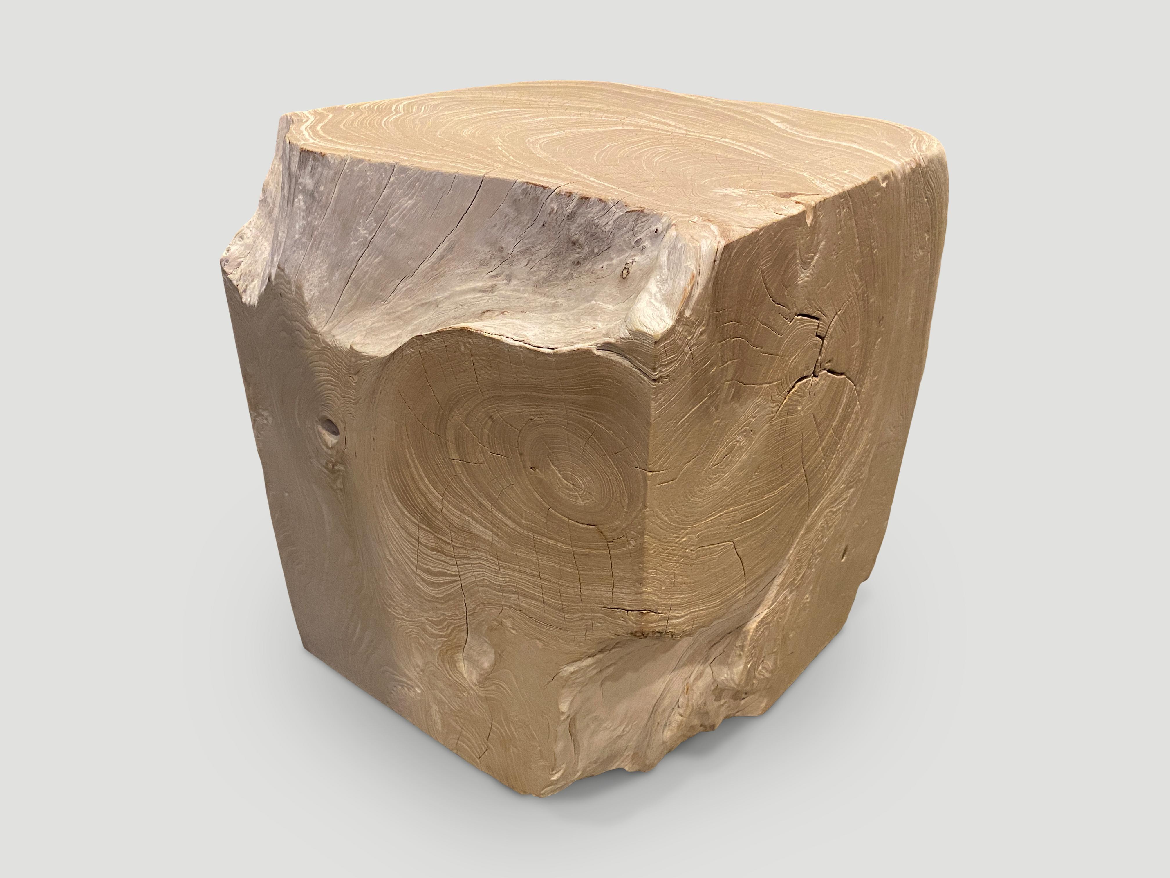 Magnifique table d'appoint en teck blanchi, à la fois sculpturale et utilisable. Nous avons ajouté une gomme laque sur les parties lisses et laissé la partie plus organique à l'état brut par contraste. Le bio est le nouveau moderne.

La Collection