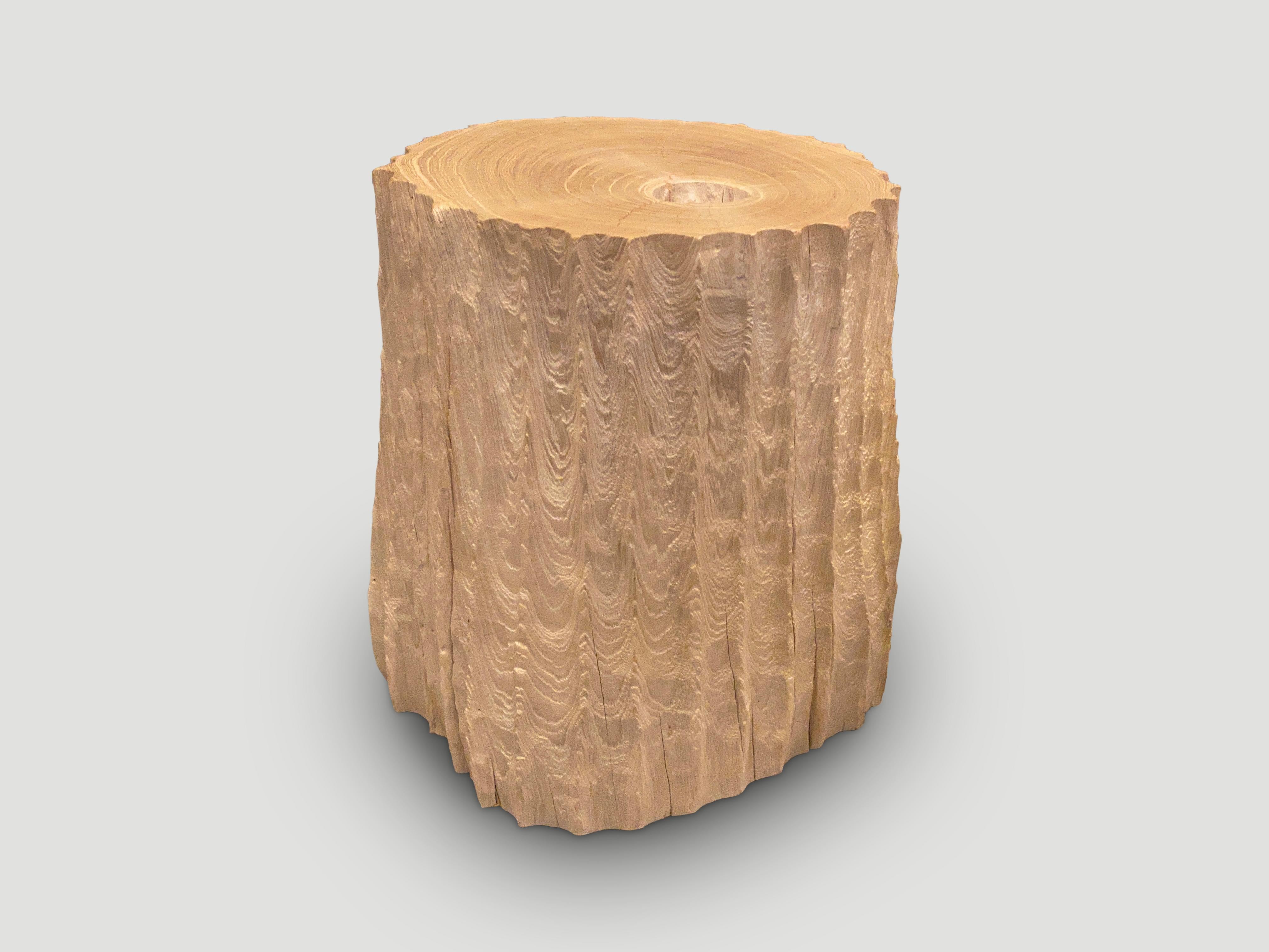 Magnifique table d'appoint minimaliste en teck blanchi, sculptée à la main. Le bas s'étend jusqu'à 14