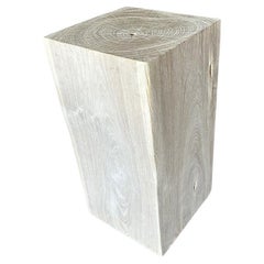 Andrianna Shamaris table d'appoint ou piédestal minimaliste en bois de teck blanchi