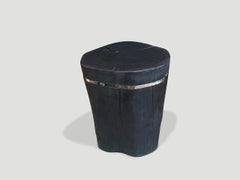 Andrianna Shamaris Minimalistischer Beistelltisch aus Holzkohle und Silber