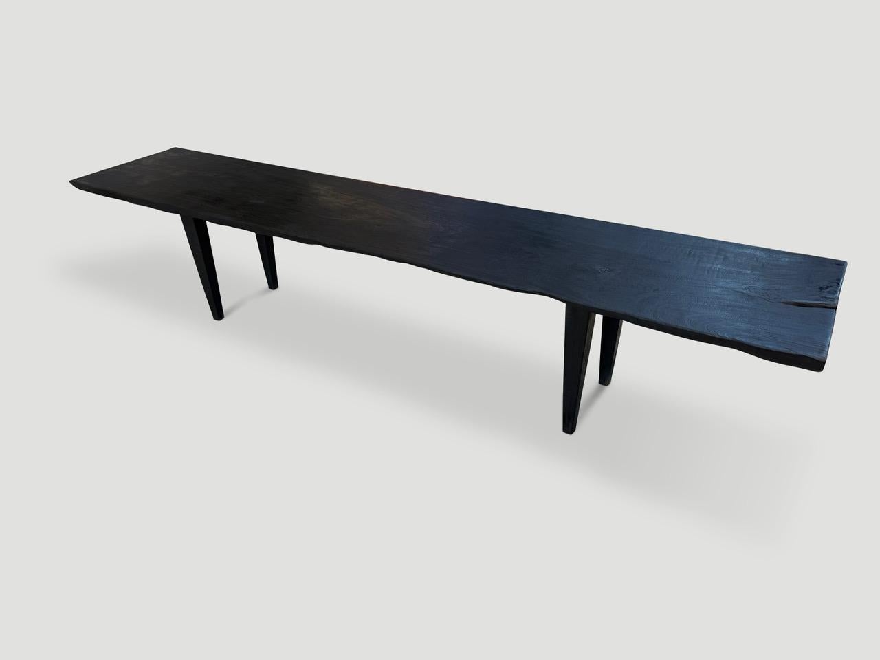 Impressionnant banc ou table basse minimaliste fabriqué à partir d'une seule plaque de bois de deux pouces. Il y a un léger bord vif et des pieds droits et effilés. Le bois est carbonisé jusqu'à ce qu'il soit mat, révélant ainsi le magnifique grain
