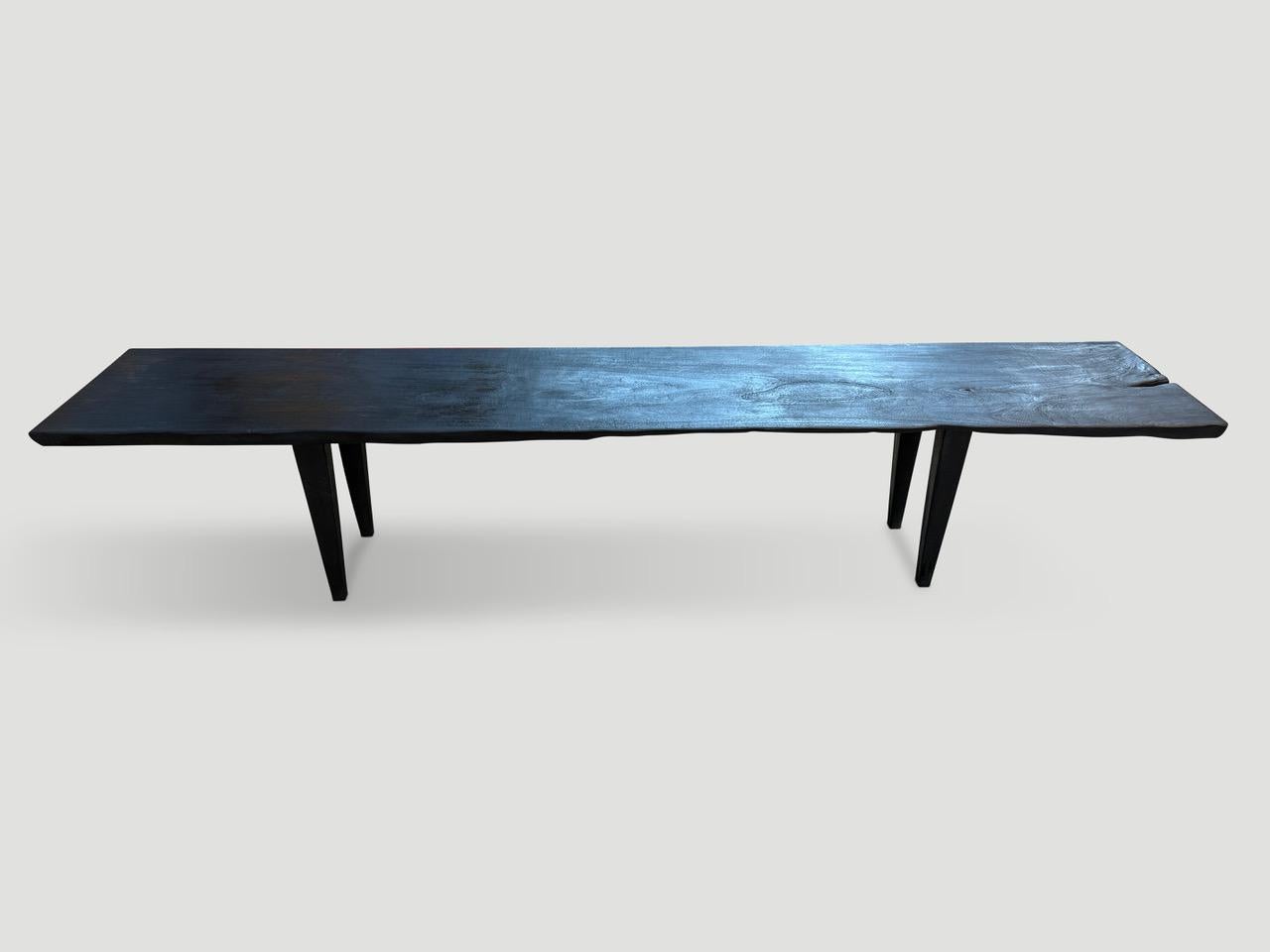 Organique Andrianna Shamaris Banc ou table basse minimaliste en bois charbonné en vente