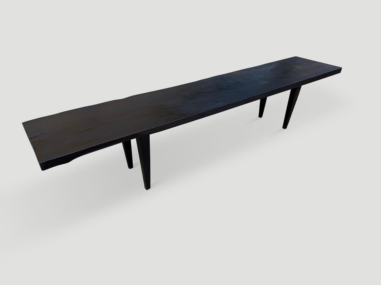 Andrianna Shamaris Banc ou table basse minimaliste en bois charbonné Excellent état - En vente à New York, NY