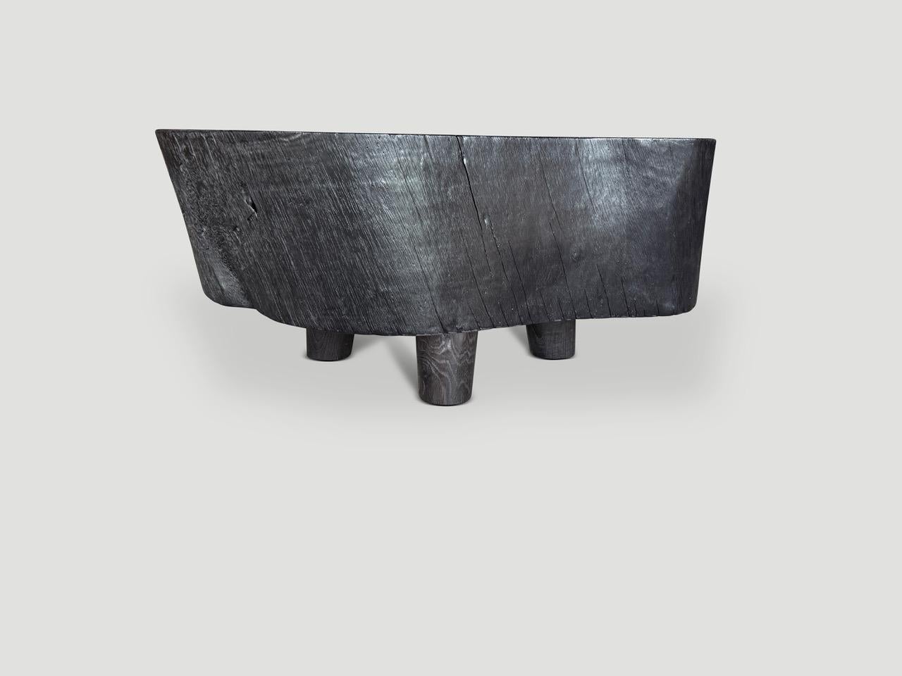 Andrianna Shamaris Mesa baja minimalista carbonizada Moderno orgánico en venta