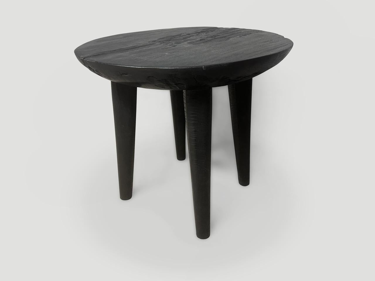 Table d'appoint minimaliste avec un plateau biseauté de trois pouces reposant sur des pieds en forme de cône. Chargé, poncé et scellé, il révèle les magnifiques veines du bois sur les pieds et le plateau. Tout est dans les détails. Paire disponible.