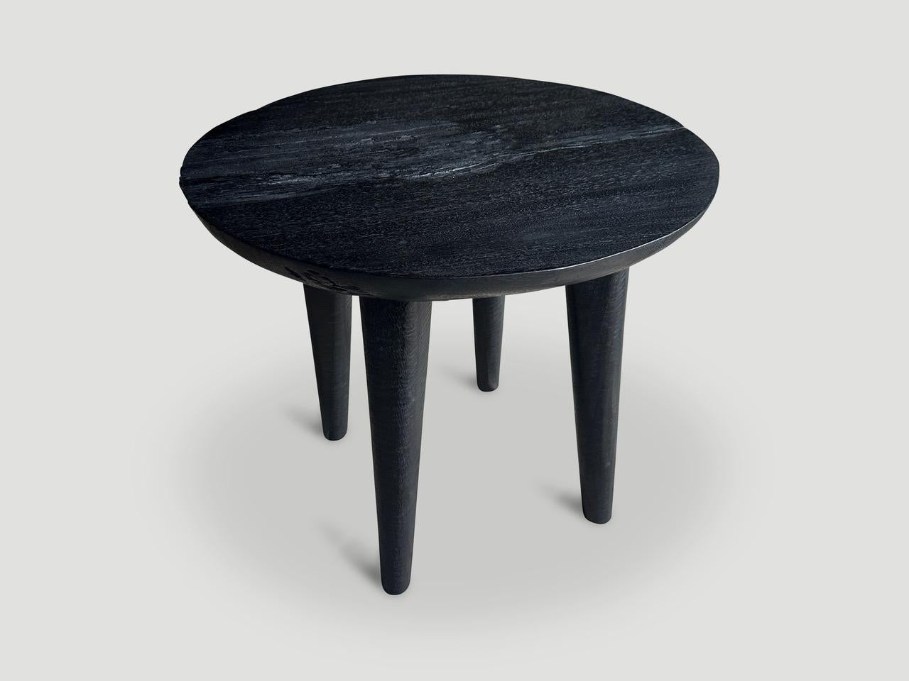 Organique Andrianna Shamaris table d'appoint ronde minimaliste à charnière en vente
