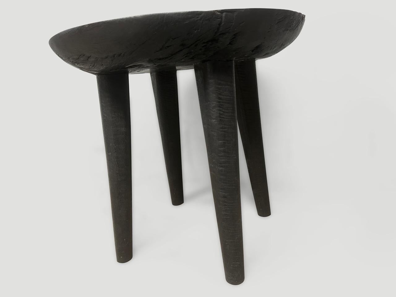Andrianna Shamaris table d'appoint ronde minimaliste à charnière Excellent état - En vente à New York, NY