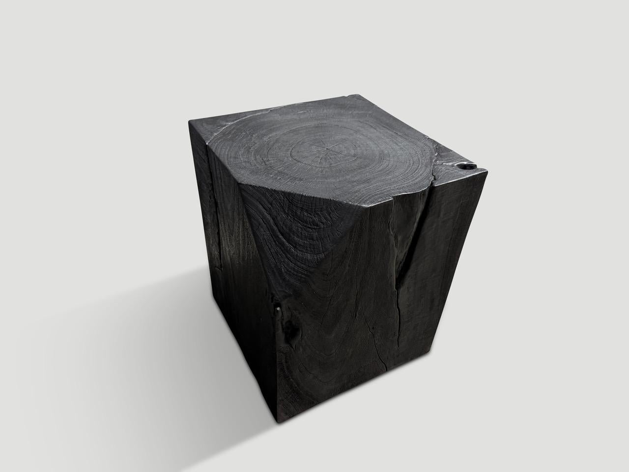 Beistelltisch aus wiedergewonnenem Suarholz, handgeschnitzt in dieser facettierten, minimalistischen Form, wobei das natürliche, organische Holz respektiert wird. Gekohlt, geschliffen und versiegelt, wobei die schöne Holzmaserung zum Vorschein