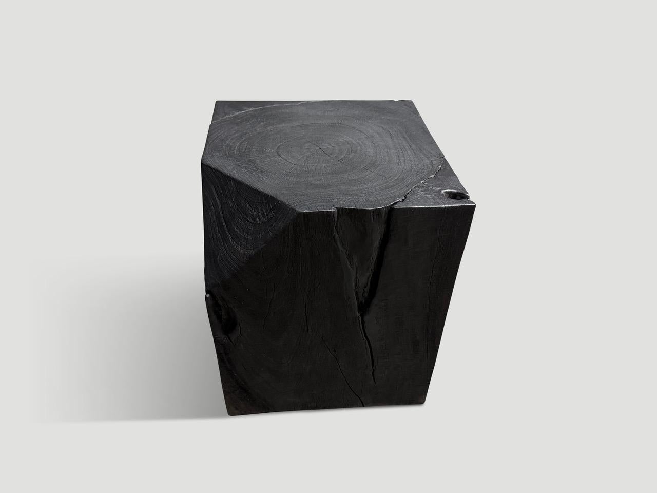 Andrianna Shamaris Minimalistischer gehärteter Beistelltisch (Organische Moderne) im Angebot
