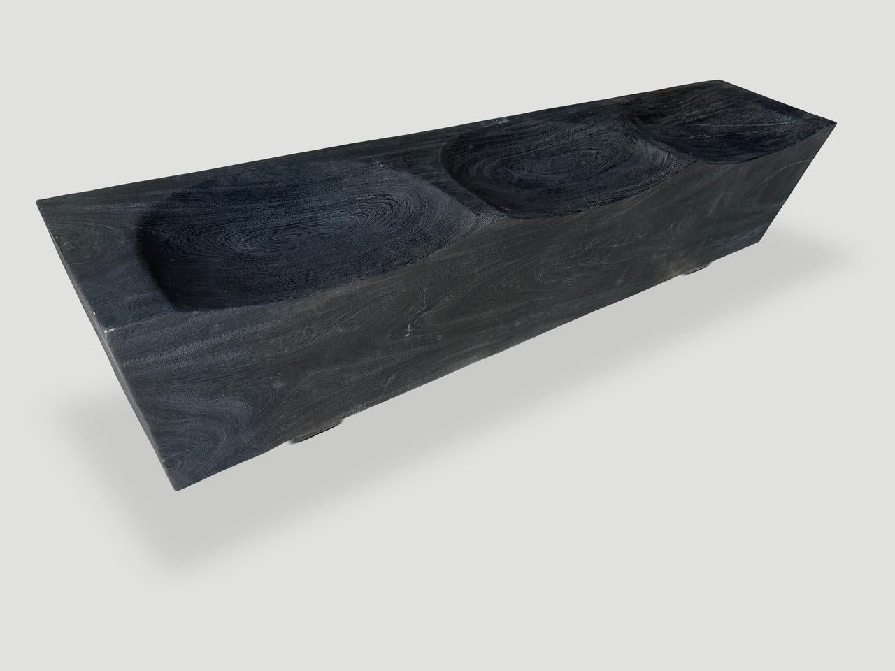 Organique Banc minimaliste en bois de suar calciné Andrianna Shamaris en vente