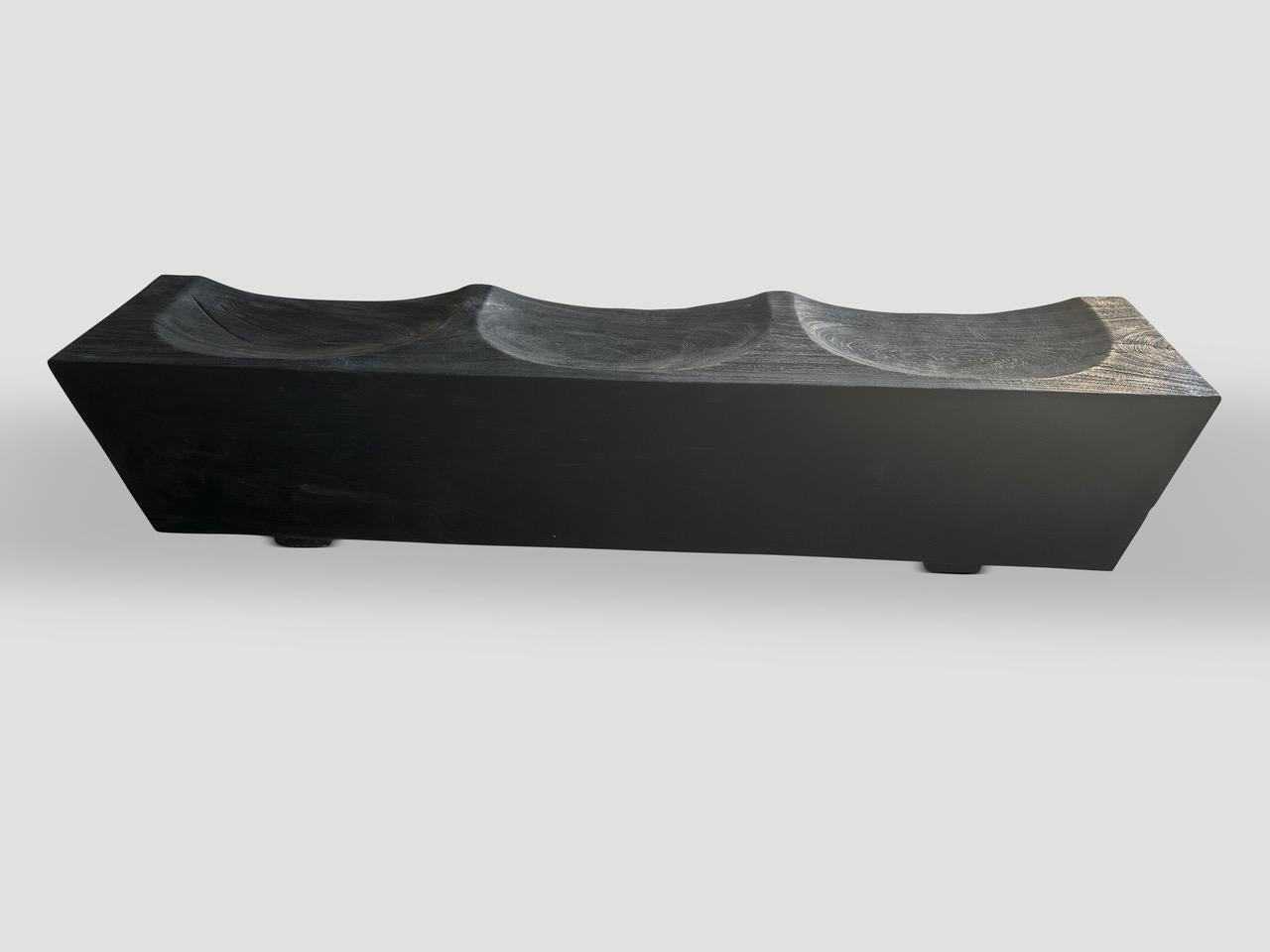 Banc minimaliste en bois de suar calciné Andrianna Shamaris Excellent état - En vente à New York, NY