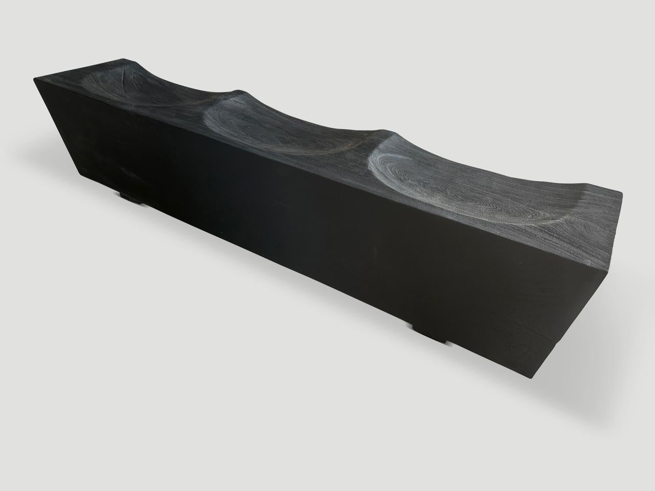 XXIe siècle et contemporain Banc minimaliste en bois de suar calciné Andrianna Shamaris en vente