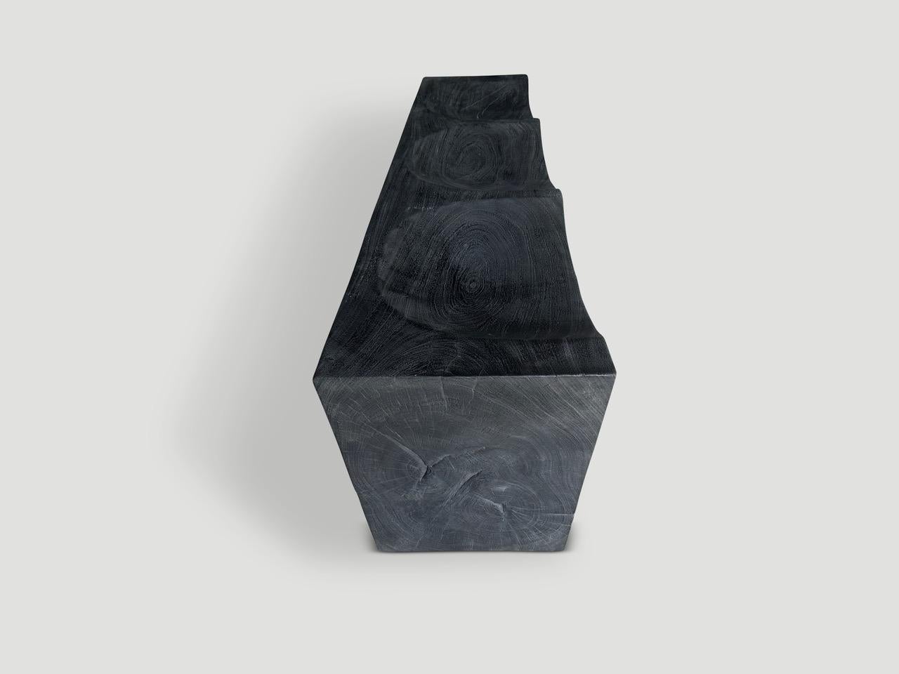 Bois Banc minimaliste en bois de suar calciné Andrianna Shamaris en vente