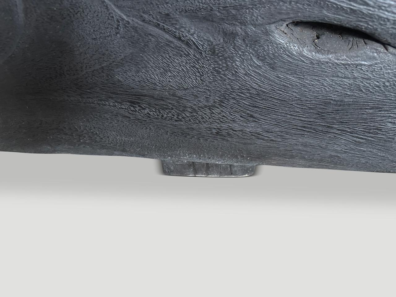Banc minimaliste en bois de suar calciné Andrianna Shamaris en vente 1