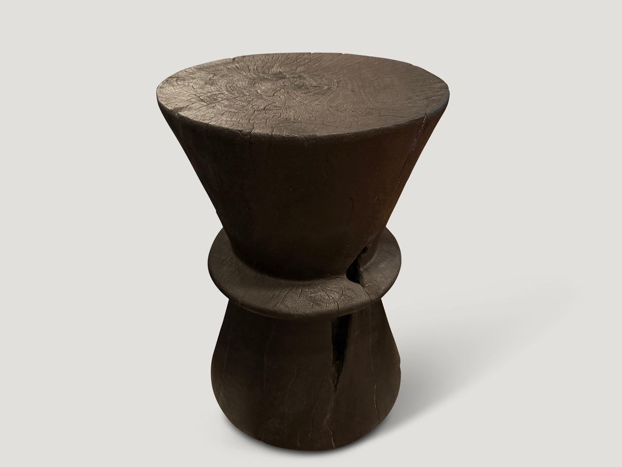 Magnifique table d'appoint minimaliste en bois de suar récupéré et sculpté à la main. Chargé, poncé et scellé, il révèle le grain unique du bois.

La Collection Triple Burnt représente une ligne unique de meubles modernes fabriqués à partir de bois