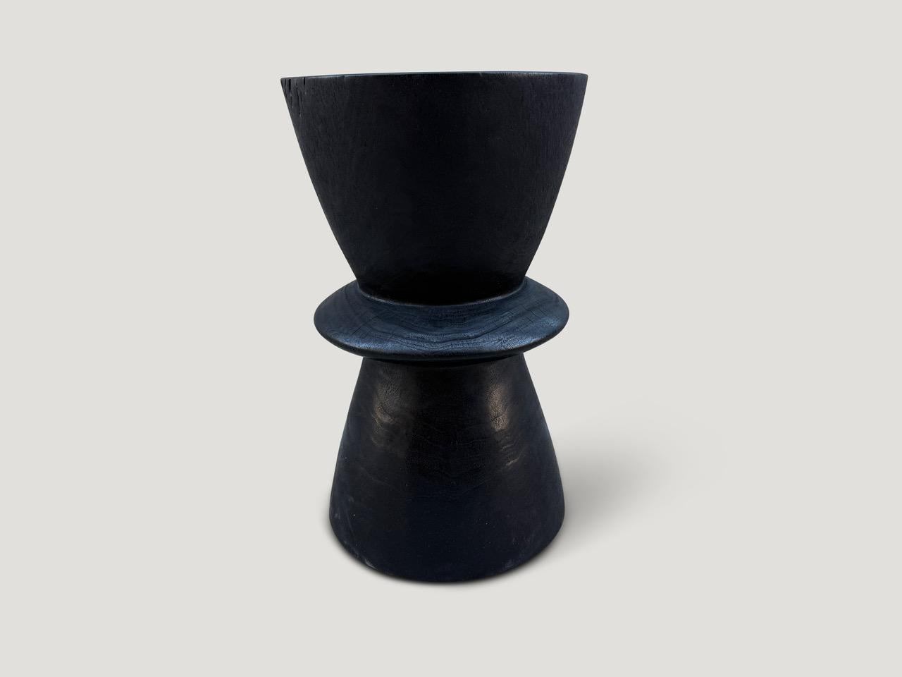 Magnifique table d'appoint minimaliste en bois de suar récupéré et sculpté à la main. Chargé, poncé et scellé, il révèle le grain unique du bois.

La Collection Triple Burnt représente une ligne unique de meubles modernes fabriqués à partir de bois