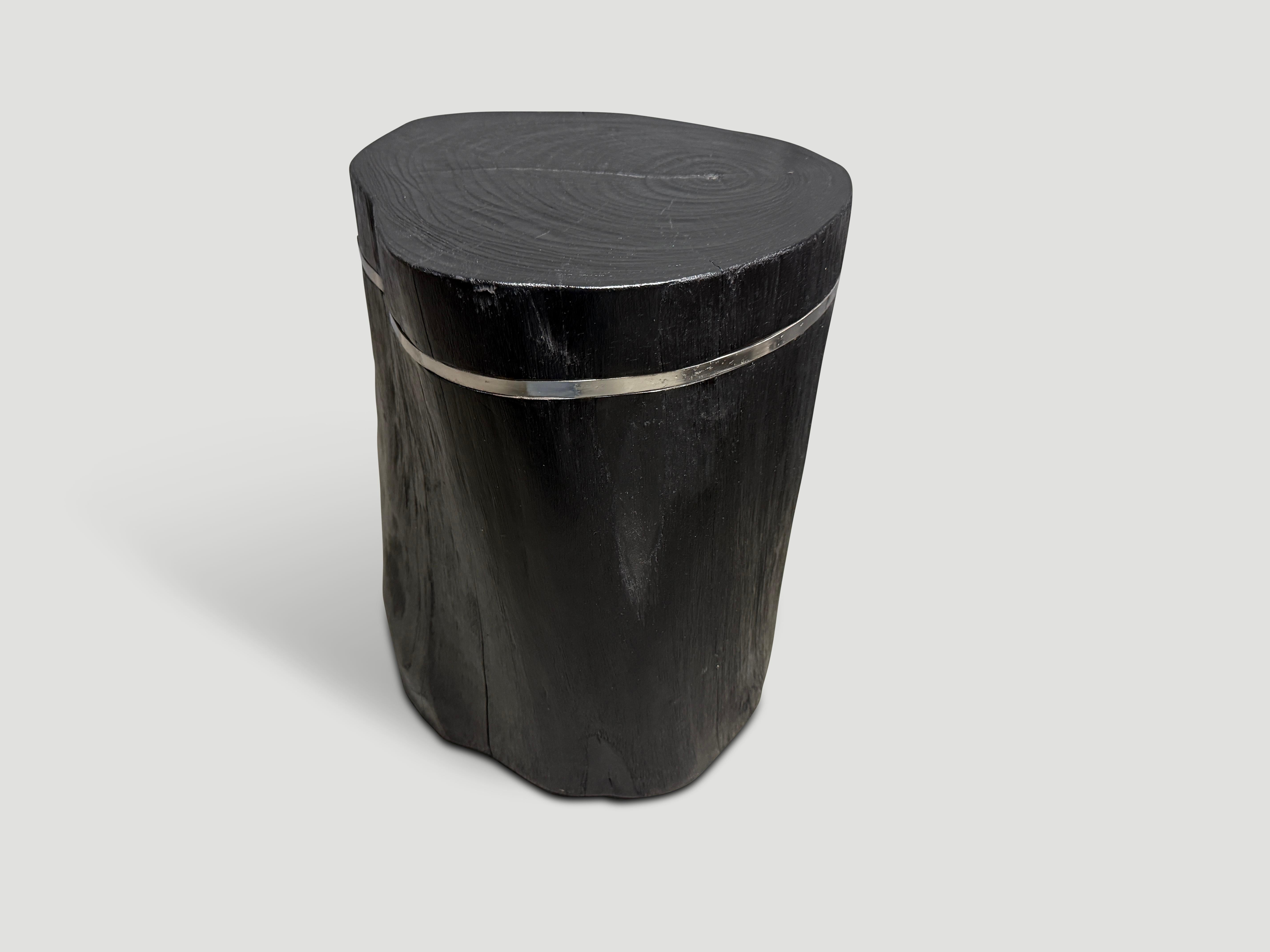 Organique Andrianna Shamaris Table d'appoint minimaliste en bois de teck calciné et en argent en vente