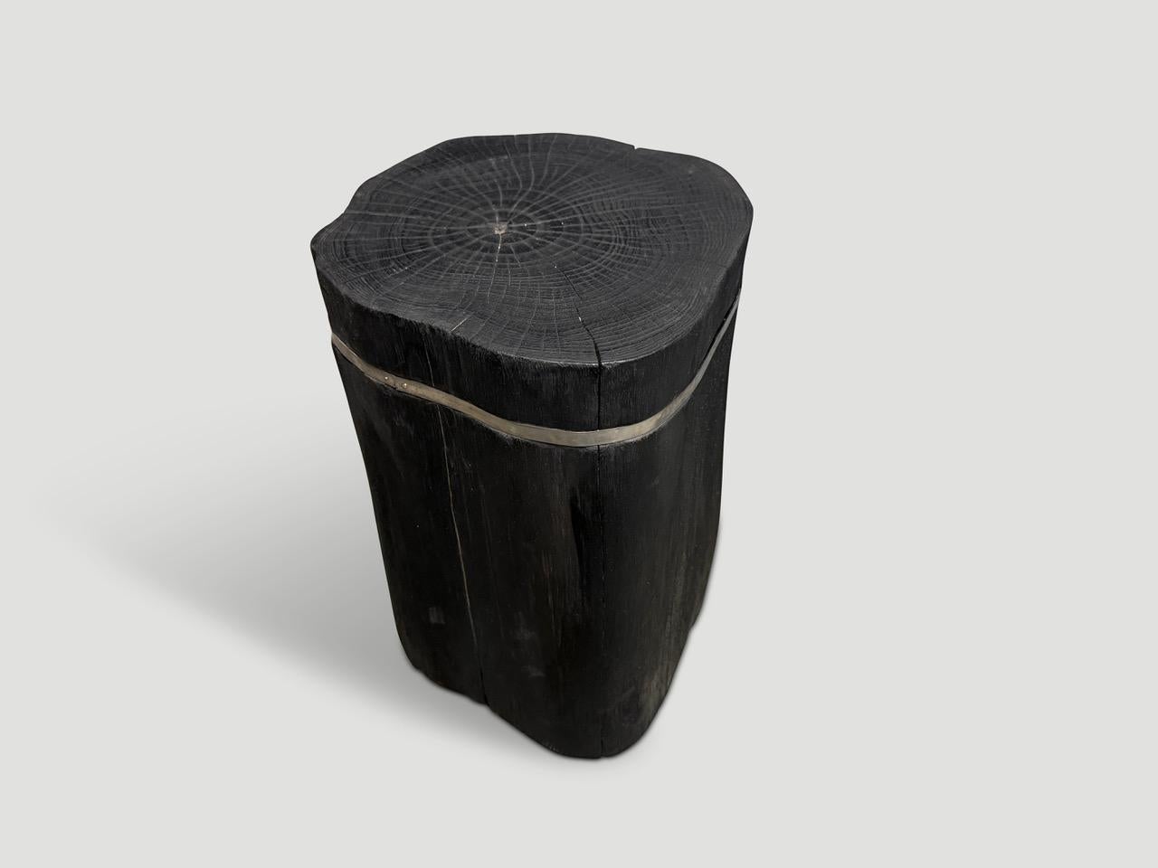 Organique Andrianna Shamaris Table d'appoint minimaliste en bois de teck calciné et en argent en vente