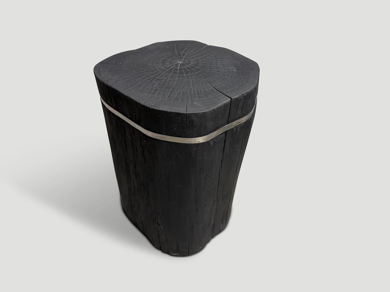 Andrianna Shamaris Table d'appoint minimaliste en bois de teck calciné et en argent Excellent état - En vente à New York, NY